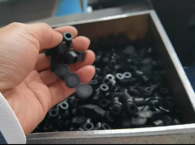 يوم في منشأة تصنيع Zhengguan Rubber