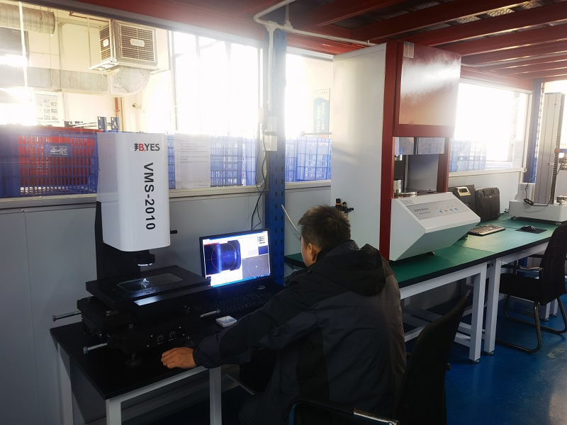 آلات قياس الصور البصرية، المجهزة بأنظمة برمجية للقياس والتحكم الدقيق، تمكننا من إنتاج أجزاء مطاطية بأبعاد أكثر دقة.